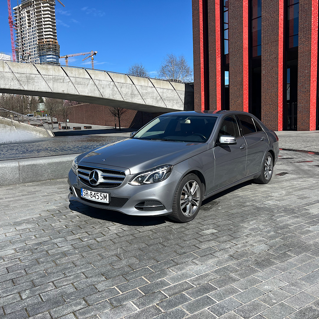 Srebrny Mercedes E-Klasa gotowy do transferu