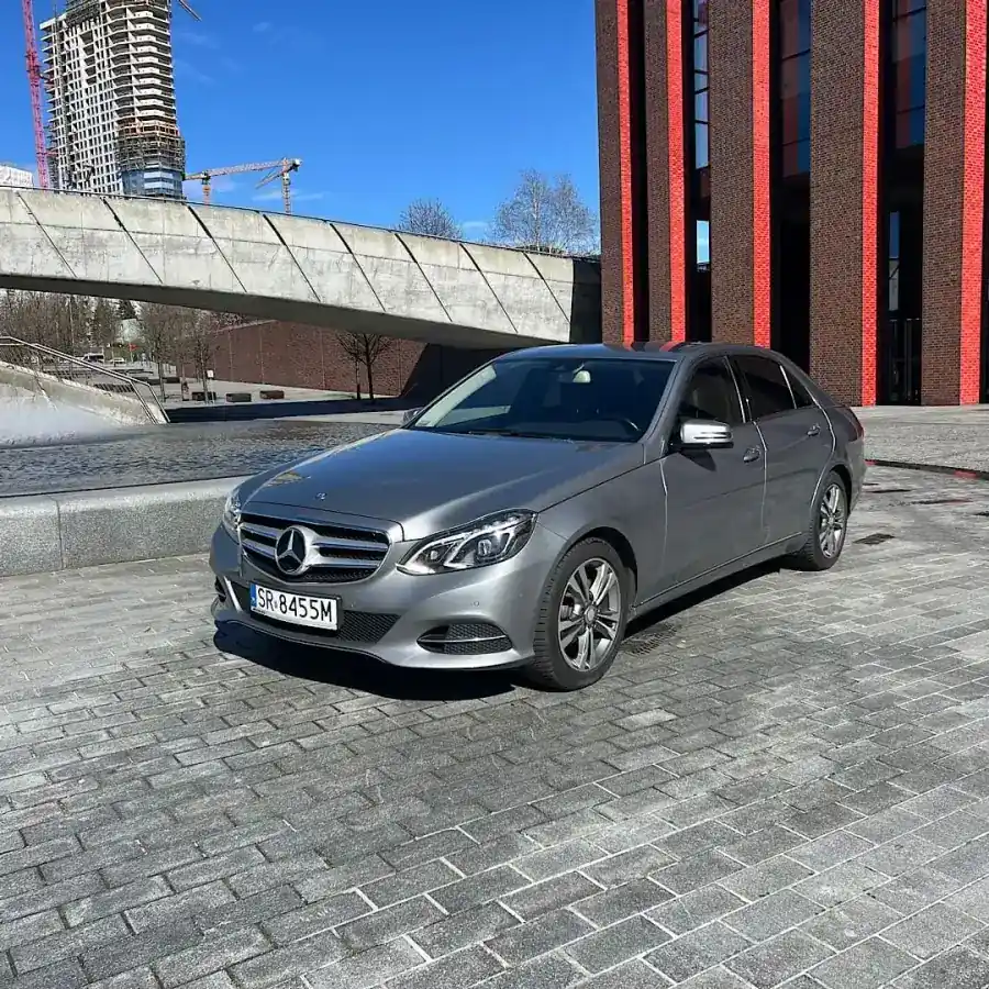 Srebrny Mercedes E-Klasa gotowy do transferu
